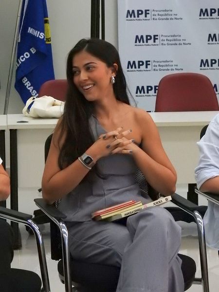 Jordana participando de uma mesa de debate em ambiente institucional.