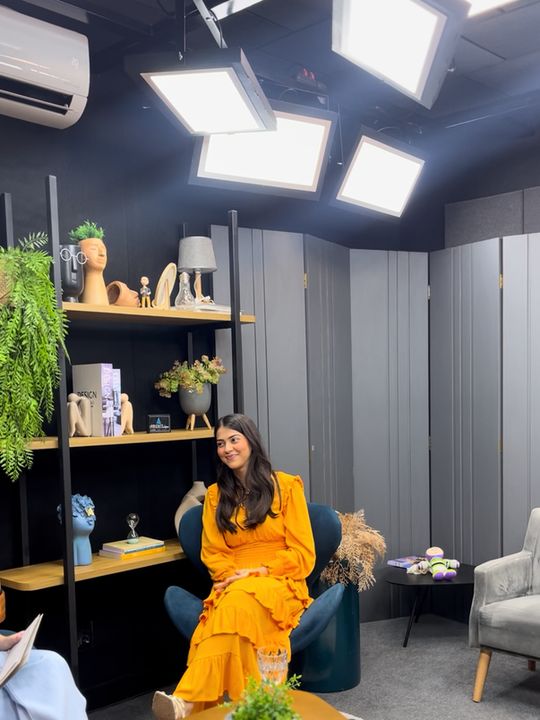 Jordana em um estúdio de televisão durante entrevista.